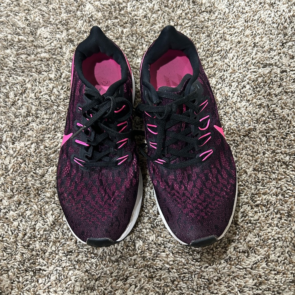 Nike Women's Black and Pink Athletic Shoes